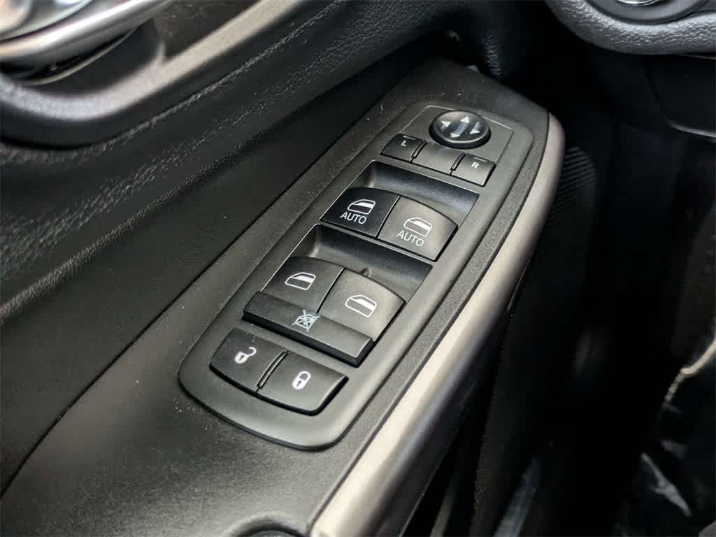 Thumbnail: 2019 Jeep Cherokee - 36