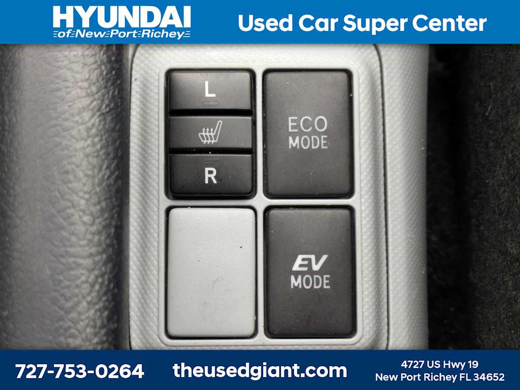 Thumbnail: 2012 Toyota Prius c - 23