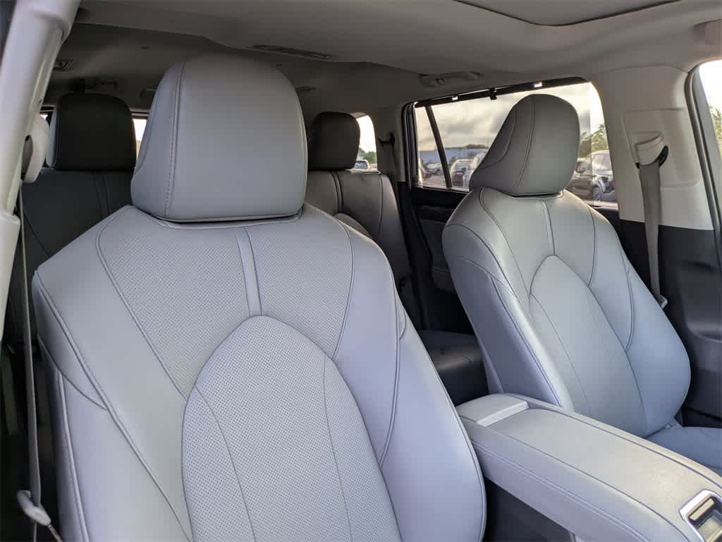 Thumbnail: 2022 Toyota Highlander - 6