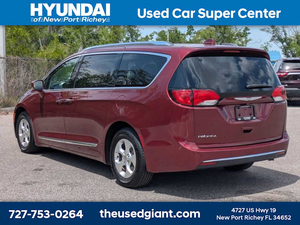 Thumbnail: 2017 Chrysler Pacifica - 3