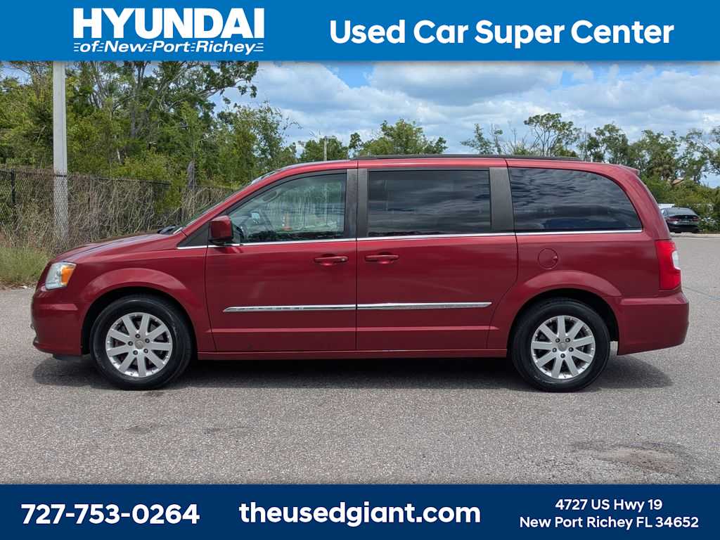 Thumbnail: 2015 Chrysler Town & Country - 2