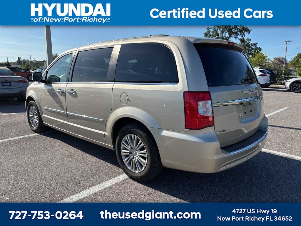 Thumbnail: 2015 Chrysler Town & Country - 2
