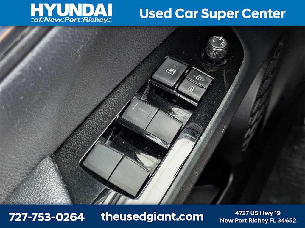 Thumbnail: 2022 Toyota Prius Prime - 31