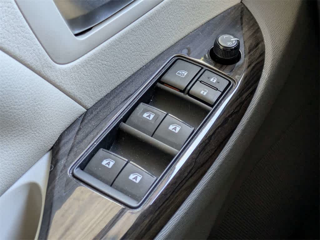 Thumbnail: 2015 Toyota Sienna - 32