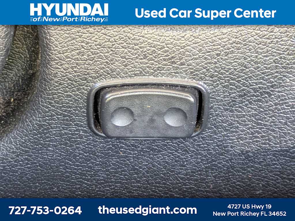 Thumbnail: 2013 Hyundai Veloster - 21