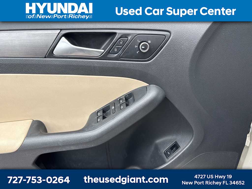 Thumbnail: 2013 Volkswagen Jetta - 11