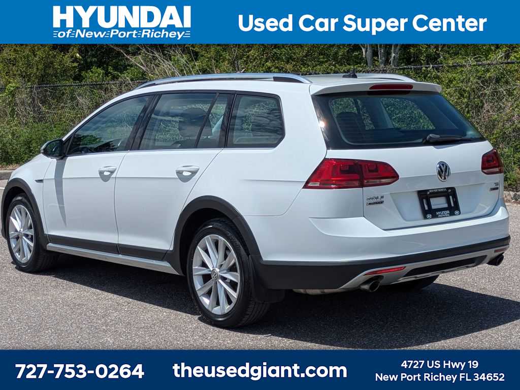 Thumbnail: 2017 Volkswagen Golf - 3