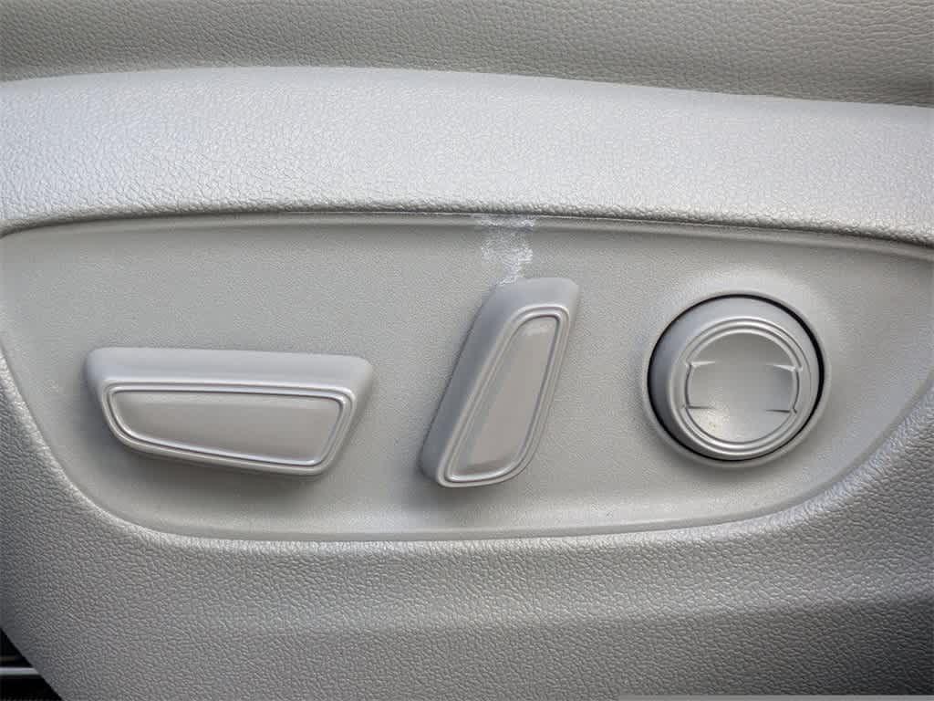 Thumbnail: 2022 Toyota Highlander - 26