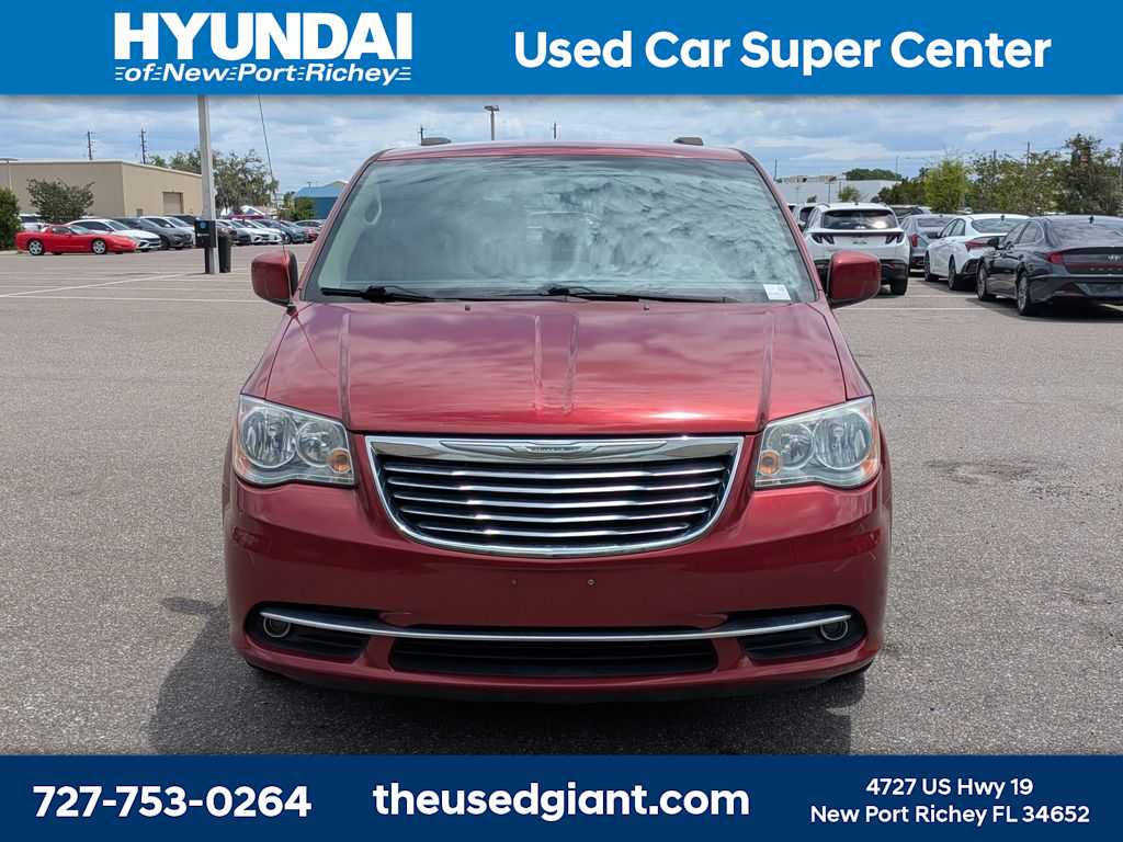 Thumbnail: 2015 Chrysler Town & Country - 8