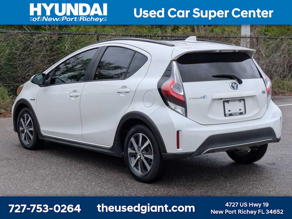 Thumbnail: 2018 Toyota Prius c - 3