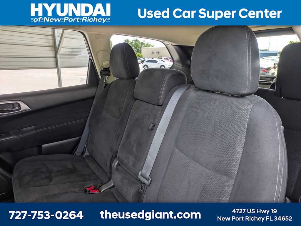 Thumbnail: 2015 Nissan Pathfinder - 17