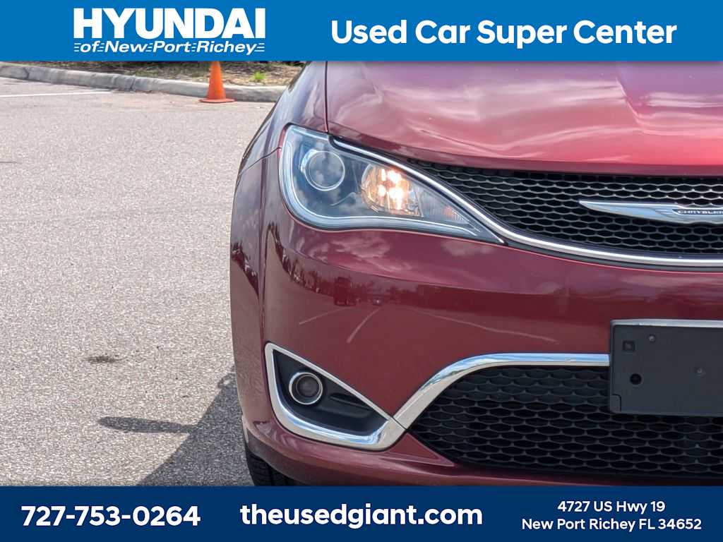 Thumbnail: 2017 Chrysler Pacifica - 9