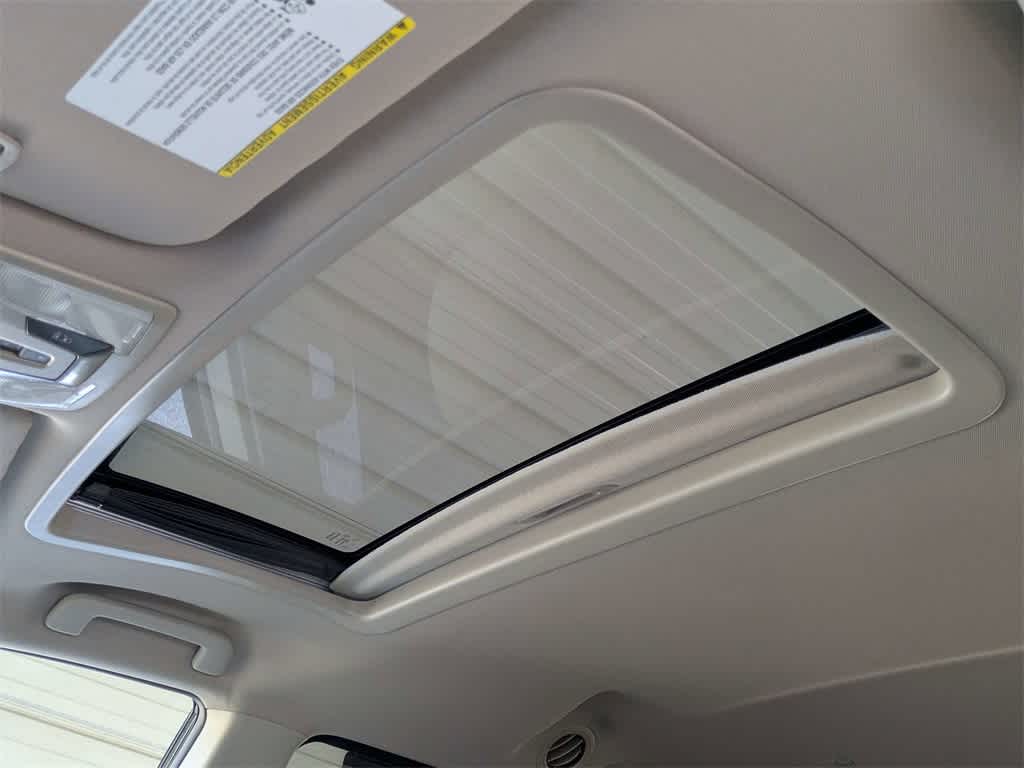 Thumbnail: 2015 Toyota Sienna - 27