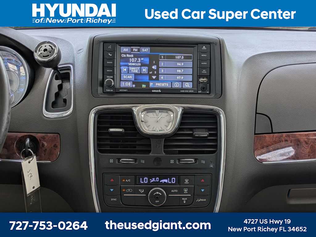 Thumbnail: 2015 Chrysler Town & Country - 26