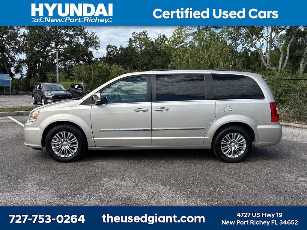 Thumbnail: 2015 Chrysler Town & Country - 2