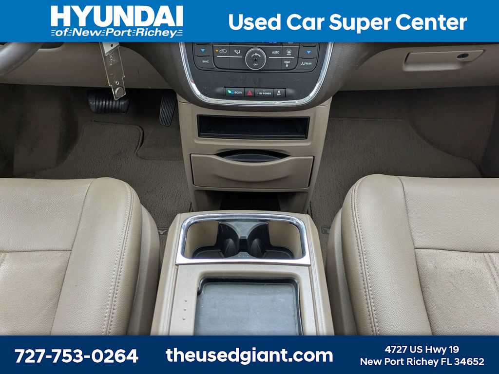 Thumbnail: 2015 Chrysler Town & Country - 27