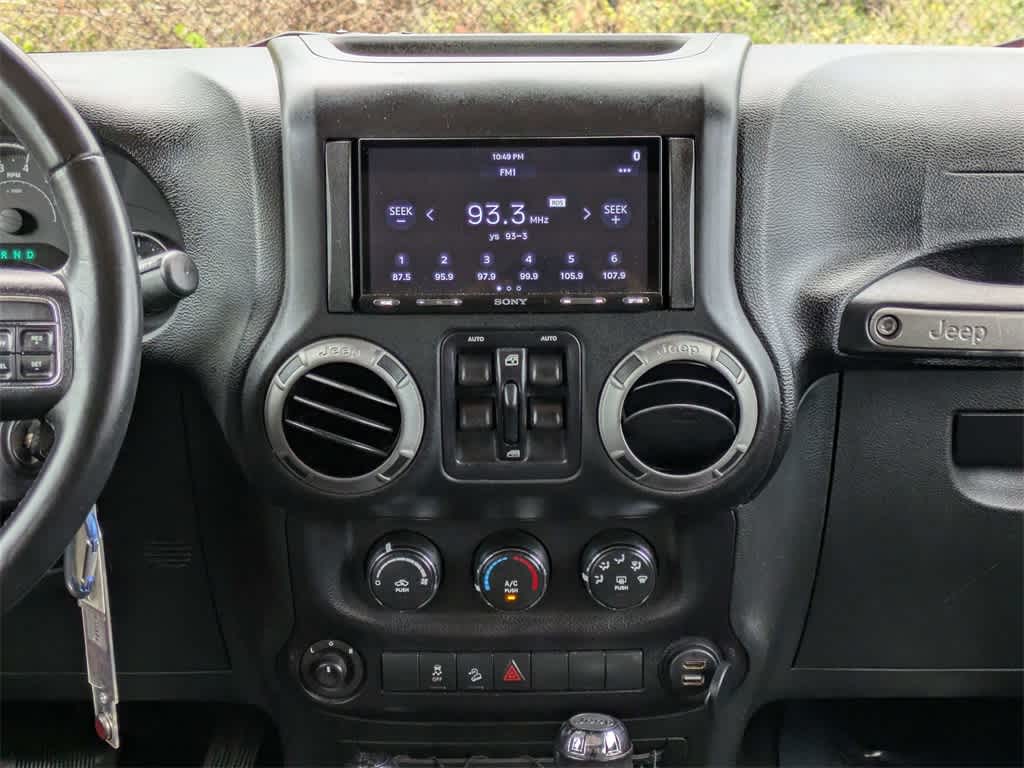 Thumbnail: 2015 Jeep Wrangler - 19