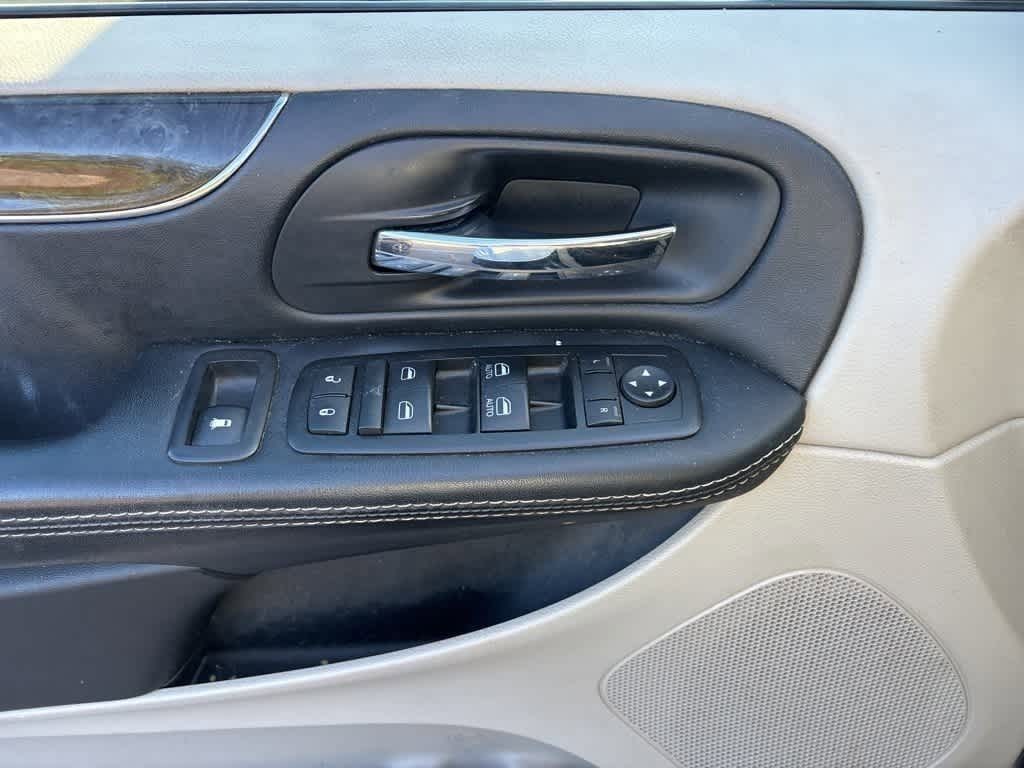 Thumbnail: 2016 Chrysler Town & Country - 9