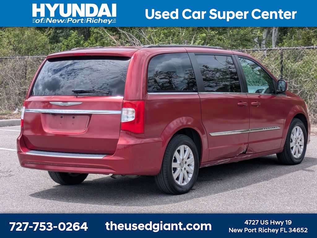 Thumbnail: 2015 Chrysler Town & Country - 5