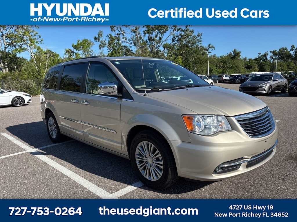 Thumbnail: 2015 Chrysler Town & Country - 4