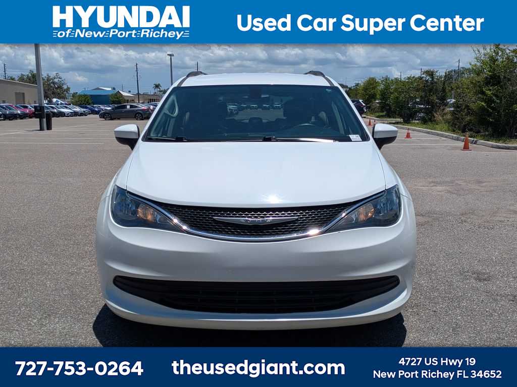 Thumbnail: 2020 Chrysler Voyager - 8