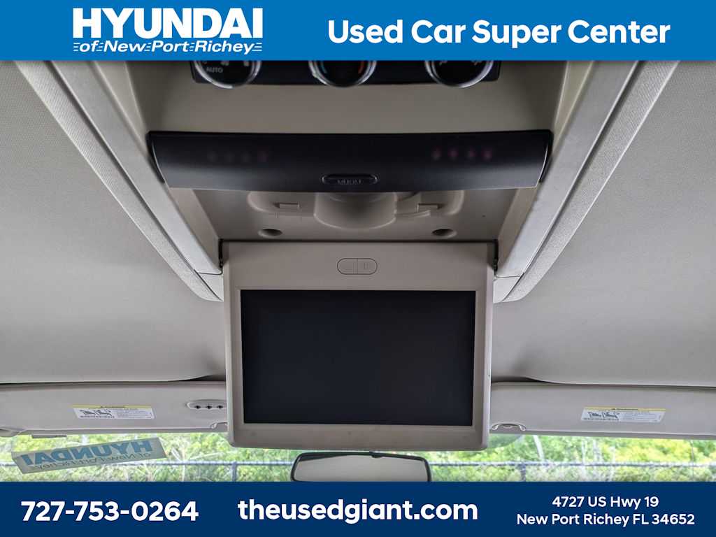 Thumbnail: 2015 Chrysler Town & Country - 22