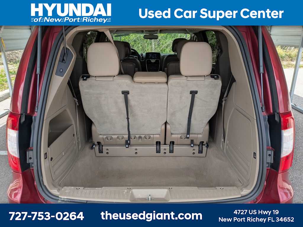 Thumbnail: 2015 Chrysler Town & Country - 12