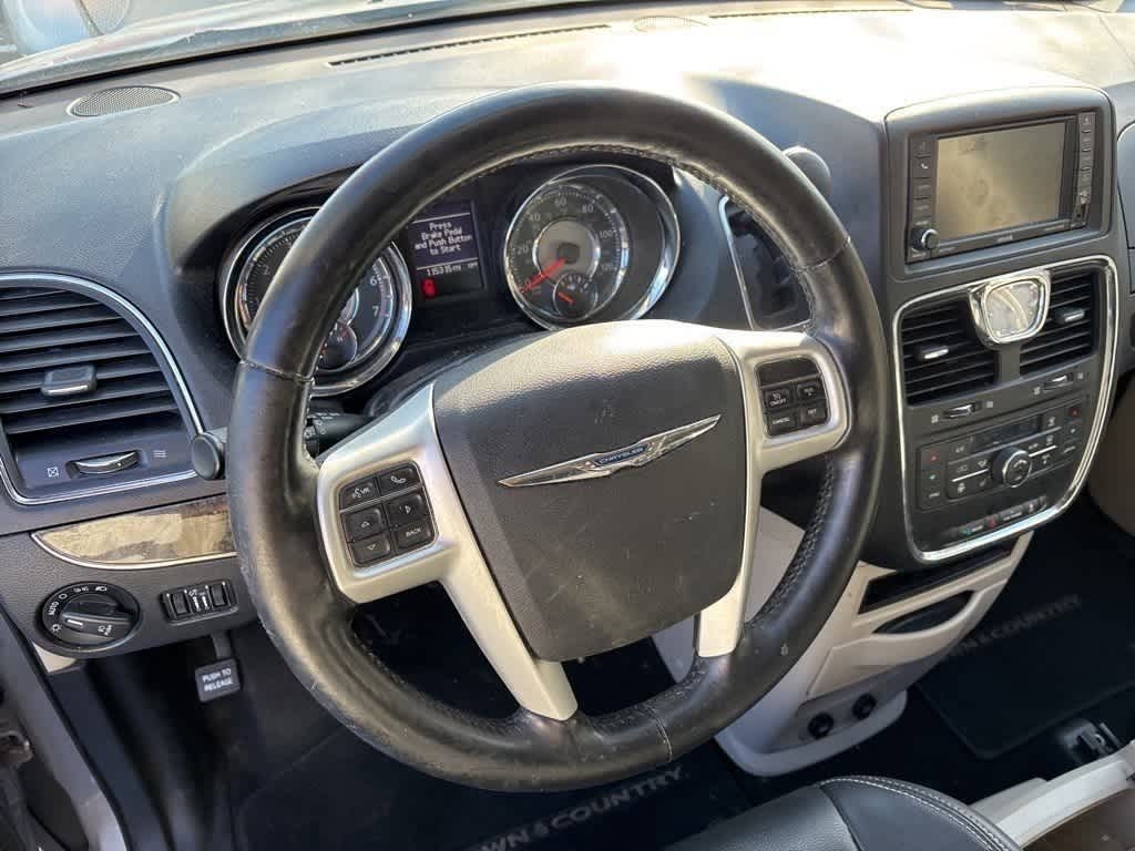 Thumbnail: 2016 Chrysler Town & Country - 10