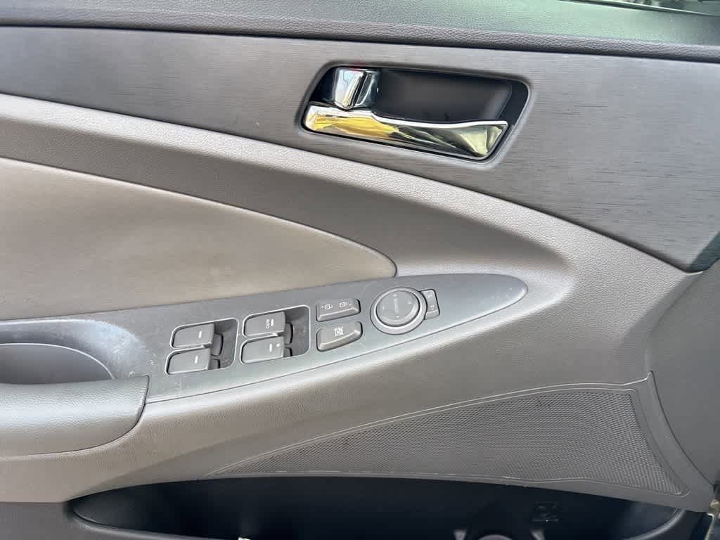 Thumbnail: 2013 Hyundai Sonata - 9