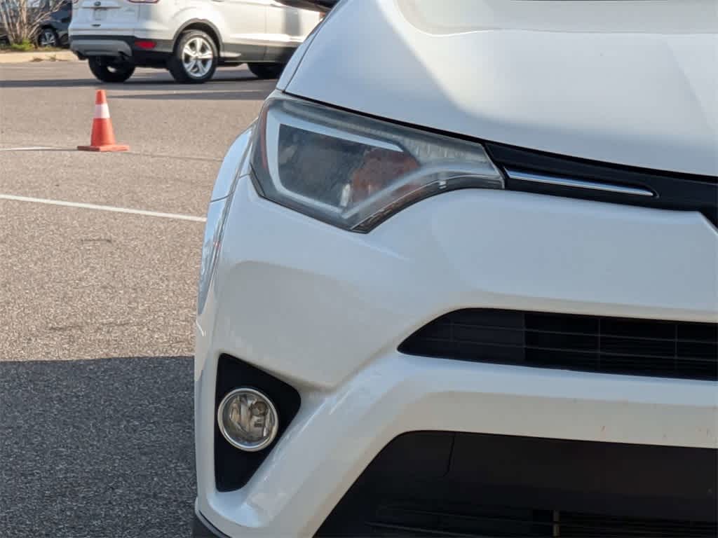 Thumbnail: 2018 Toyota RAV4 - 9