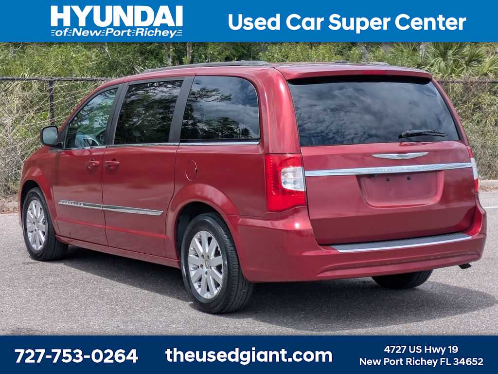 Thumbnail: 2015 Chrysler Town & Country - 3