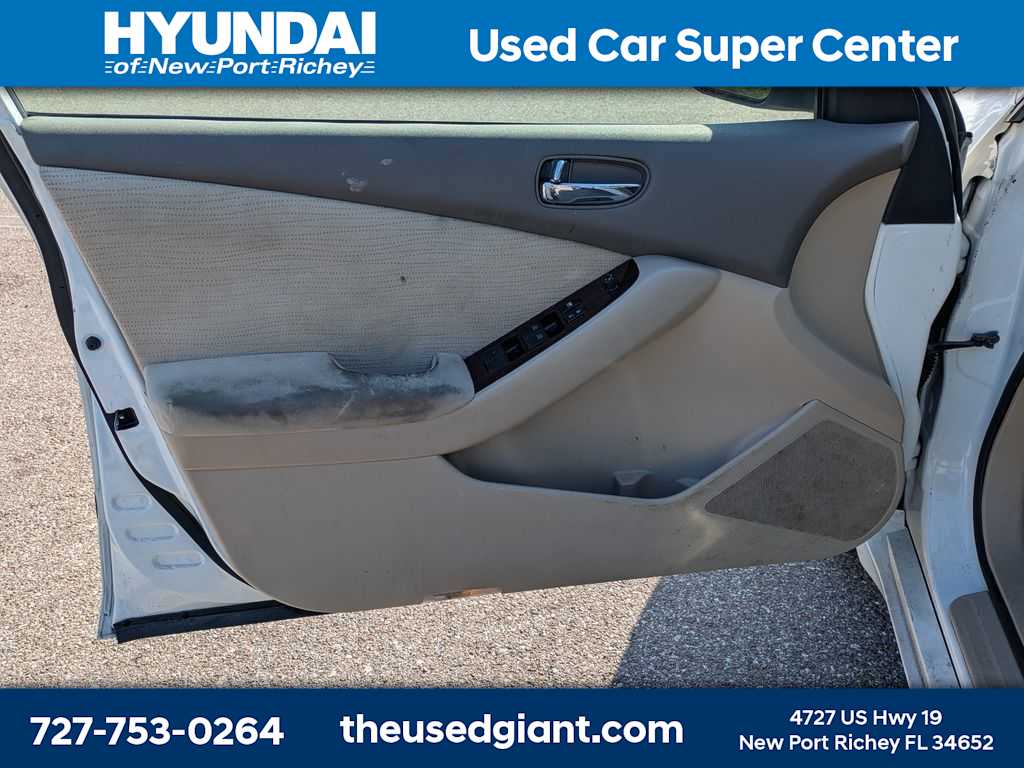 Thumbnail: 2010 Nissan Altima - 9