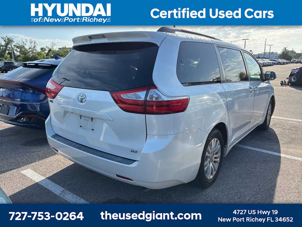 2015 Toyota Sienna XLE 3