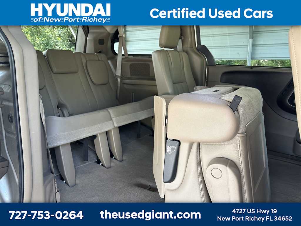 Thumbnail: 2015 Chrysler Town & Country - 24
