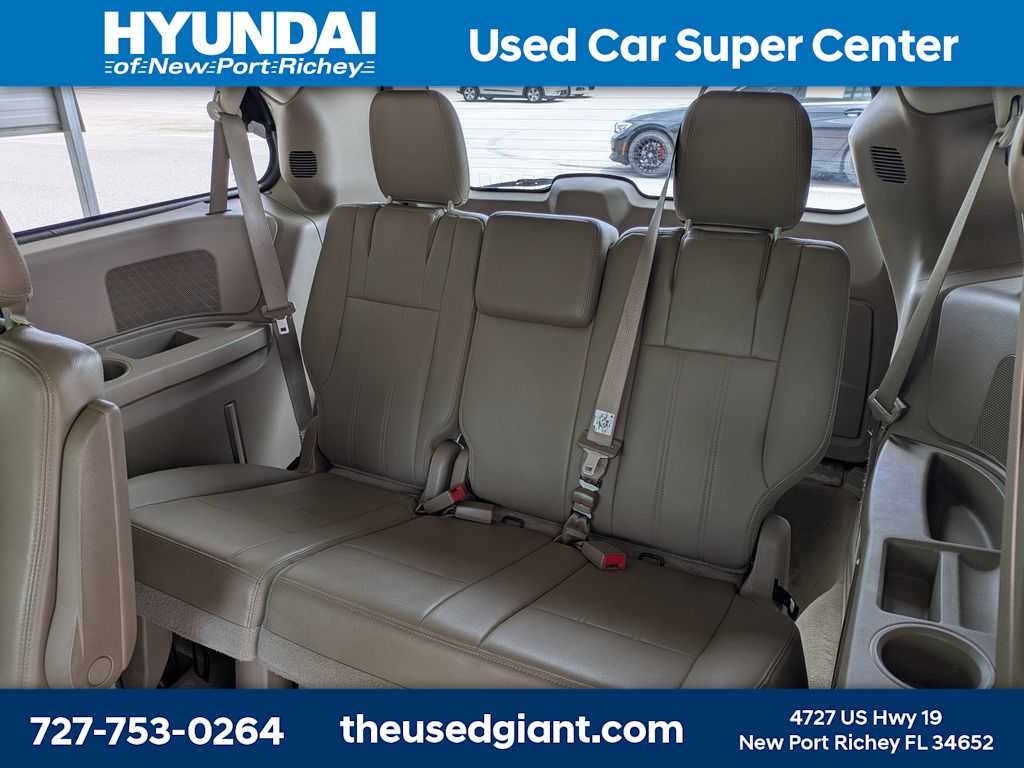 Thumbnail: 2015 Chrysler Town & Country - 15