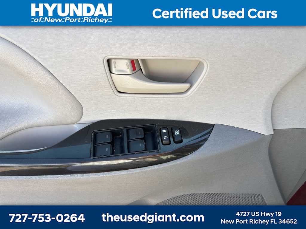 Thumbnail: 2013 Toyota Sienna - 10