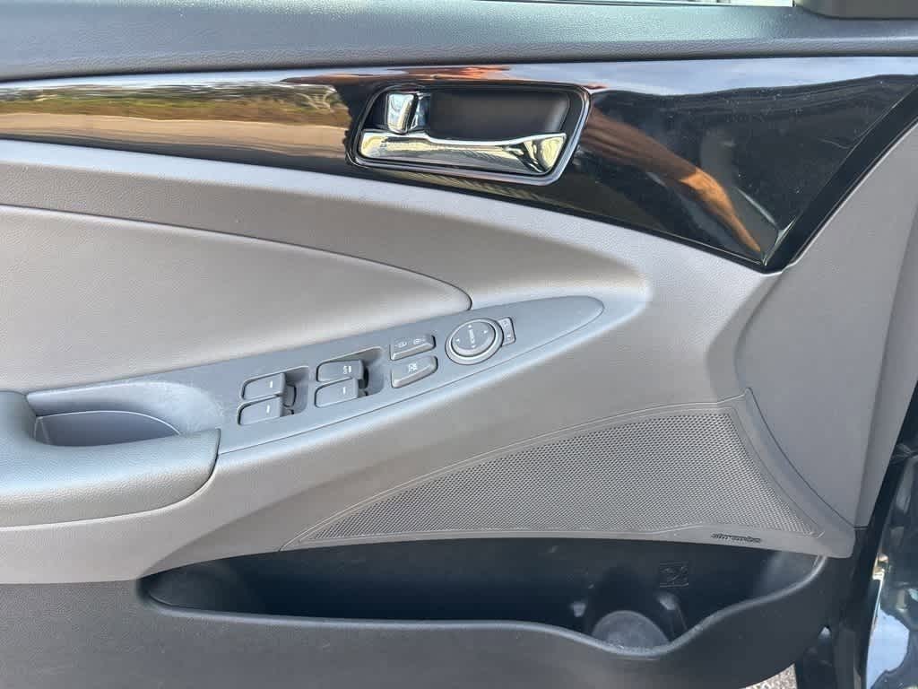 Thumbnail: 2011 Hyundai Sonata - 11