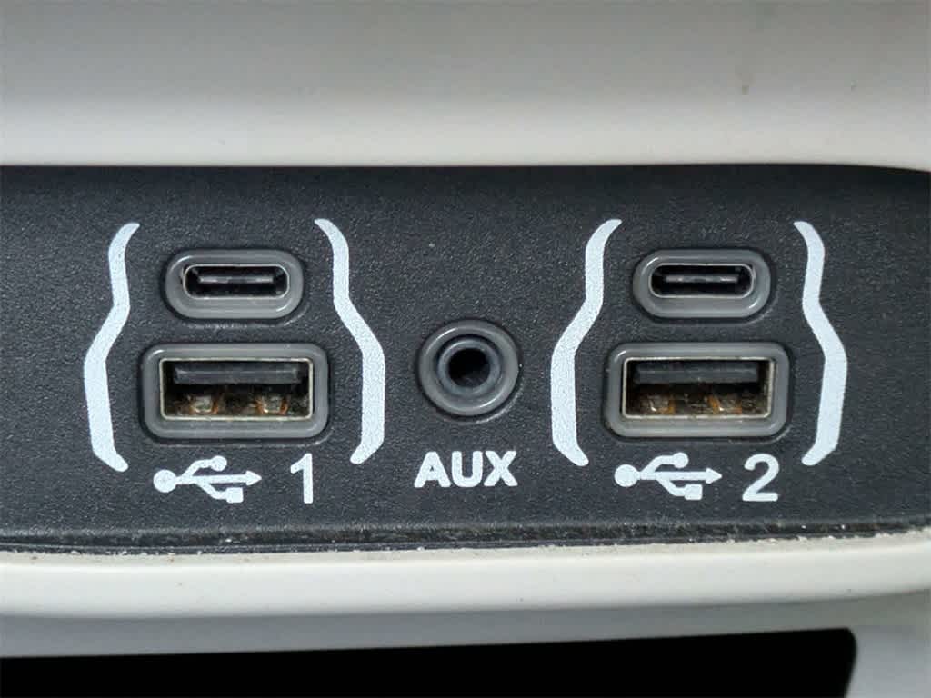 Thumbnail: 2021 Chrysler Voyager - 30