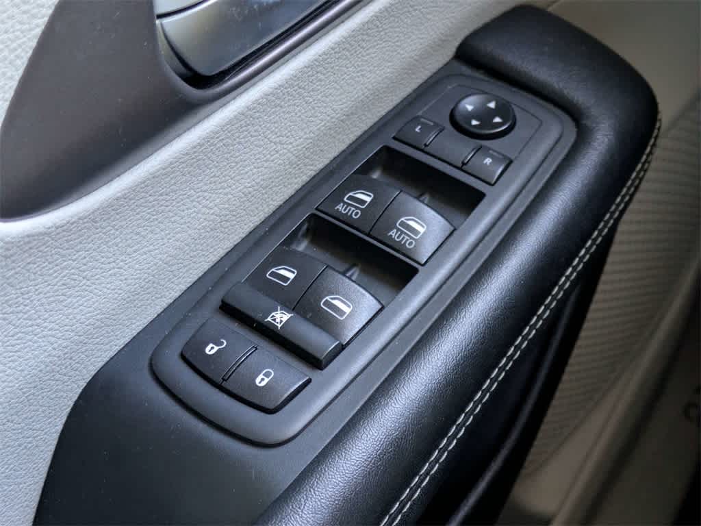 Thumbnail: 2021 Chrysler Voyager - 33