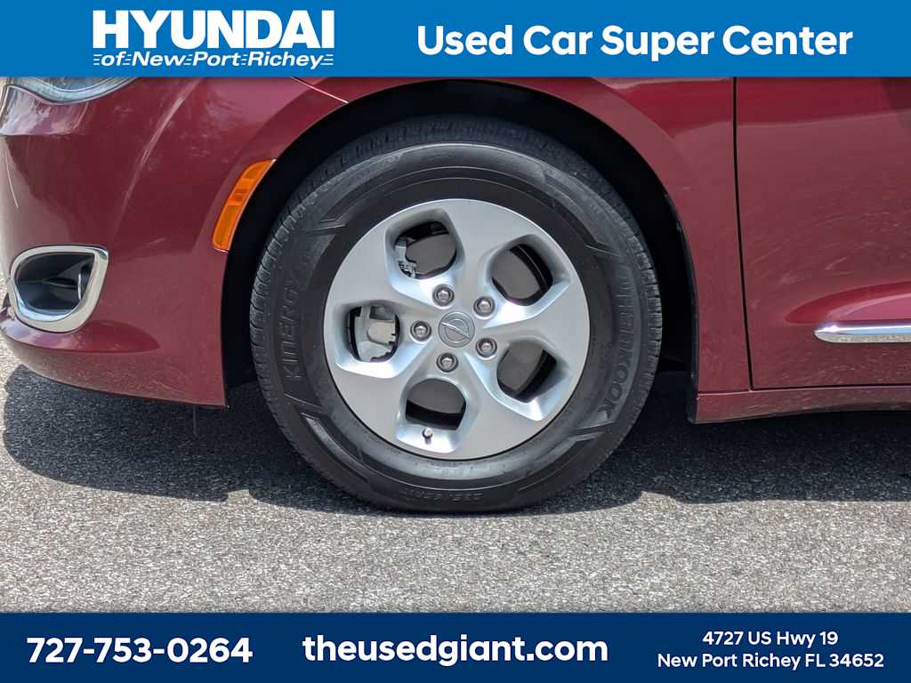 Thumbnail: 2017 Chrysler Pacifica - 10