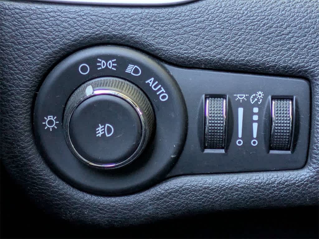 Thumbnail: 2017 Jeep Cherokee - 34