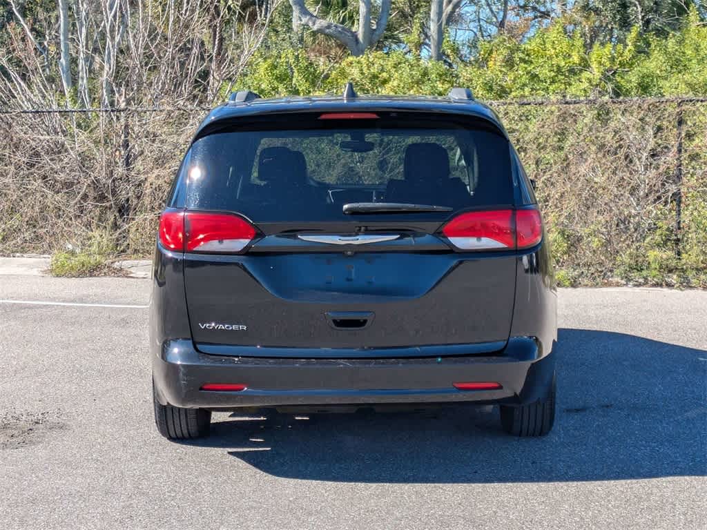 Thumbnail: 2021 Chrysler Voyager - 4