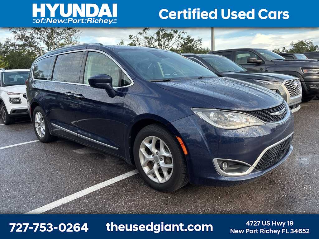 Thumbnail: 2017 Chrysler Pacifica - 4
