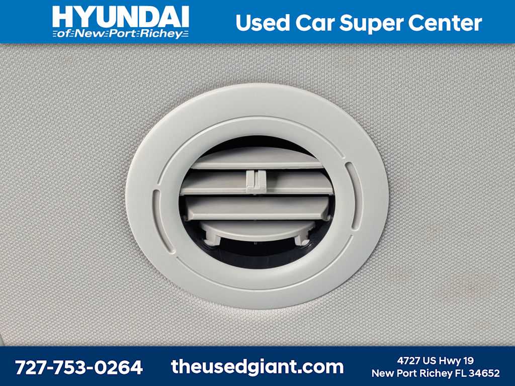 Thumbnail: 2015 Chrysler Town & Country - 16