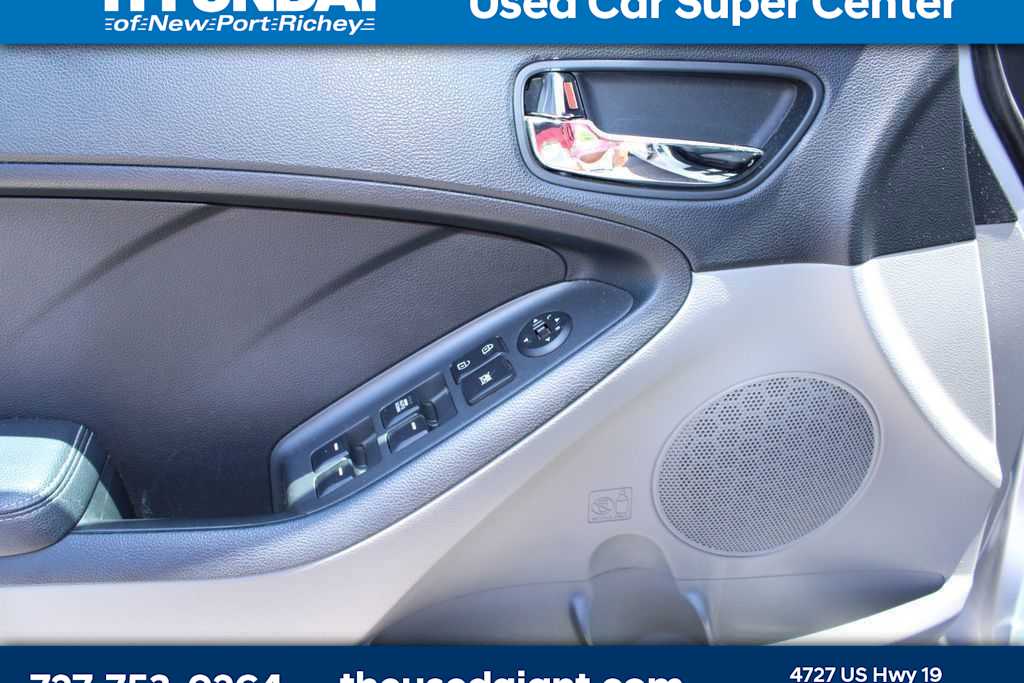 Thumbnail: 2015 Kia Forte - 9