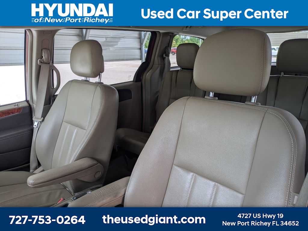 Thumbnail: 2015 Chrysler Town & Country - 7