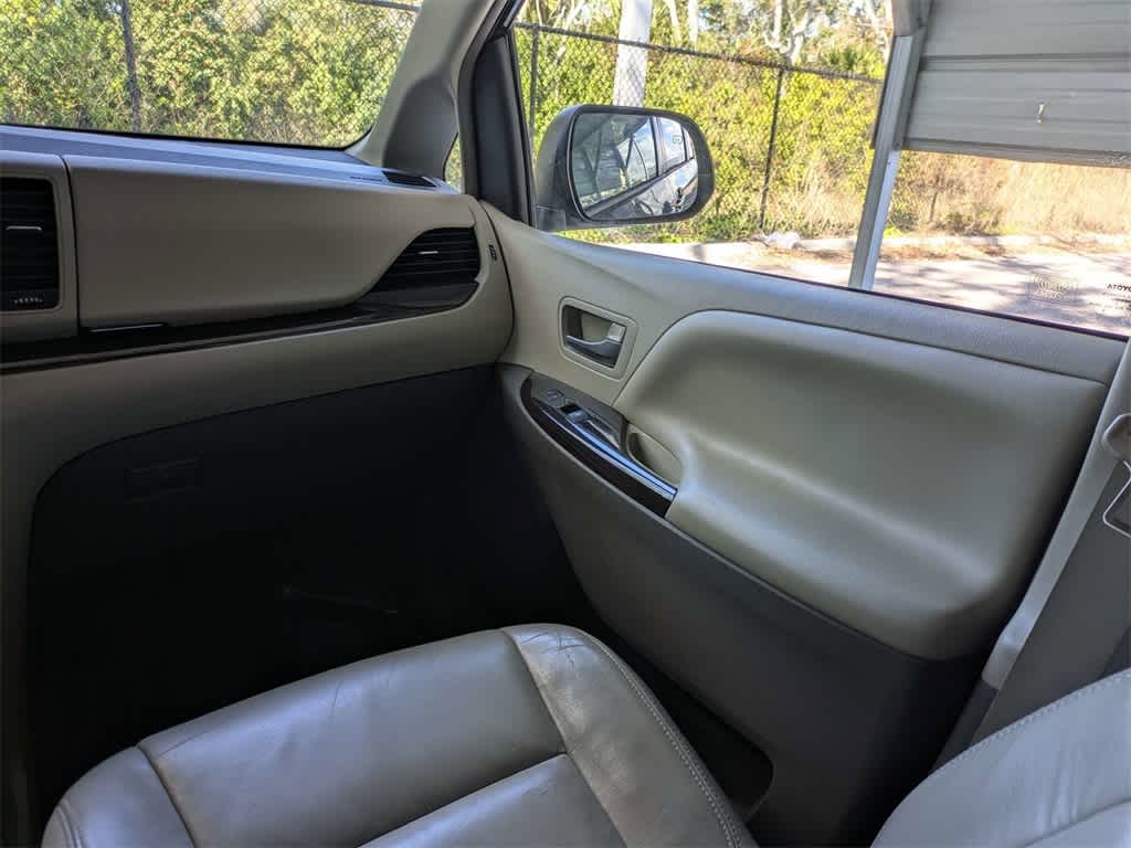 Thumbnail: 2015 Toyota Sienna - 23