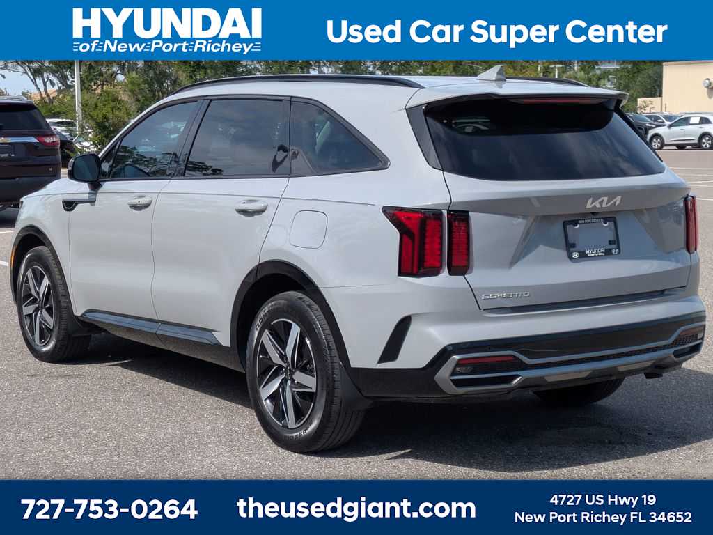 Thumbnail: 2023 Kia Sorento - 3