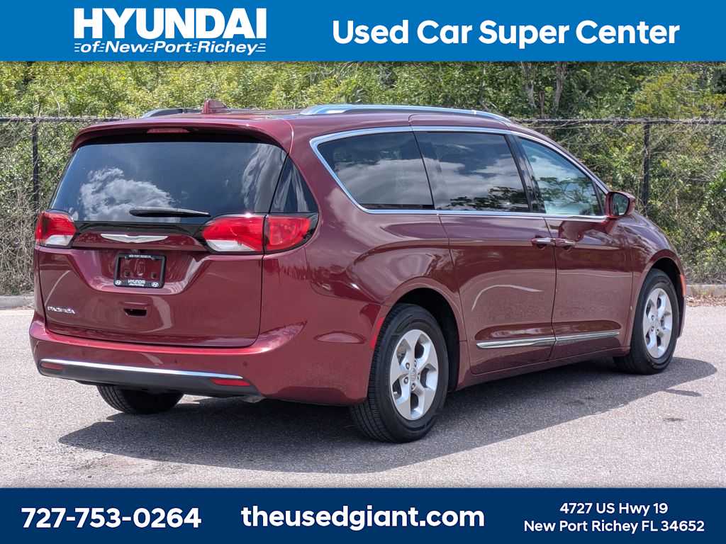 Thumbnail: 2017 Chrysler Pacifica - 5