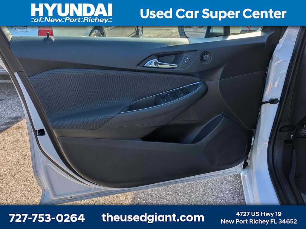 Thumbnail: 2019 Chevrolet Cruze - 10